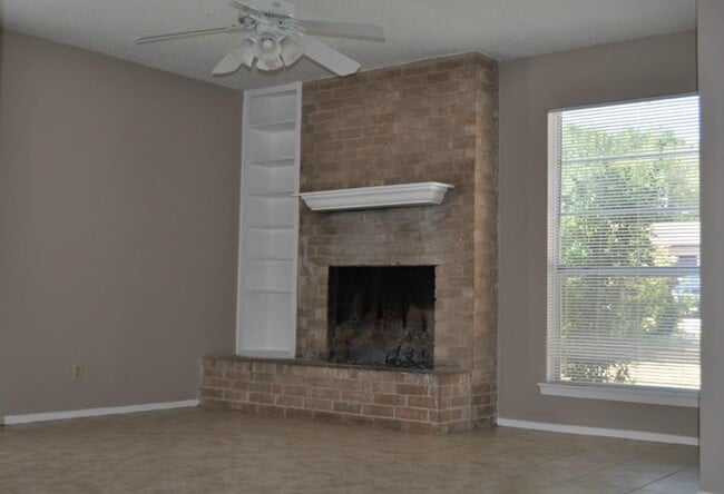 1214 Austin Highlands Blvd in Austin, TX - Building Photo - Building Photo