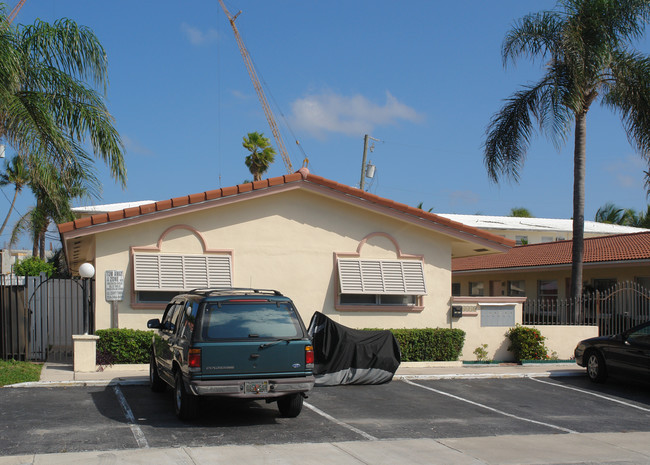 Sea Breeze Apartments in Fort Lauderdale, FL - Building Photo - Building Photo