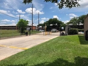 218 Plaza Verde Dr in Houston, TX - Foto de edificio - Building Photo