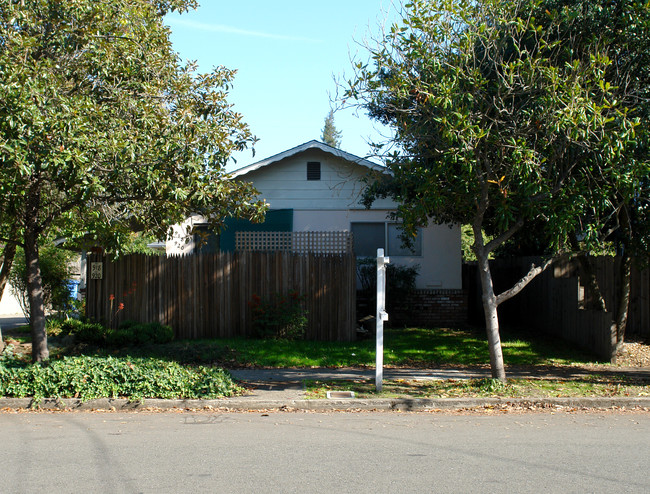 918 Stewart St in Santa Rosa, CA - Building Photo - Building Photo