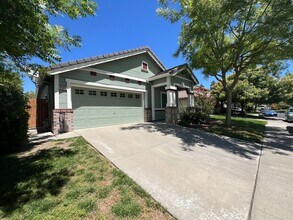9165 Rizes Way in Elk Grove, CA - Building Photo - Building Photo