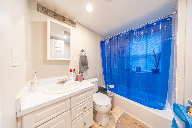 1720 Beacon St, Unit 1 in Brookline, MA - Foto de edificio - Building Photo