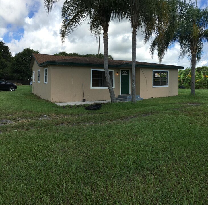 3302 Meadow Ln in Fort Pierce, FL - Building Photo