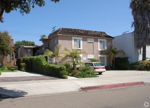 1360 Hornblend St in San Diego, CA - Building Photo - Building Photo