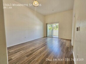 15643 Wyandotte St in Los Angeles, CA - Building Photo - Building Photo