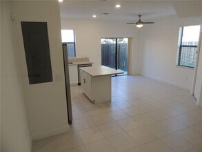 829 NE 211th St in North Miami Beach, FL - Building Photo - Building Photo
