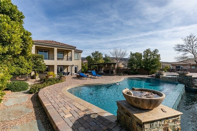 property at 2909 Valvent Ct