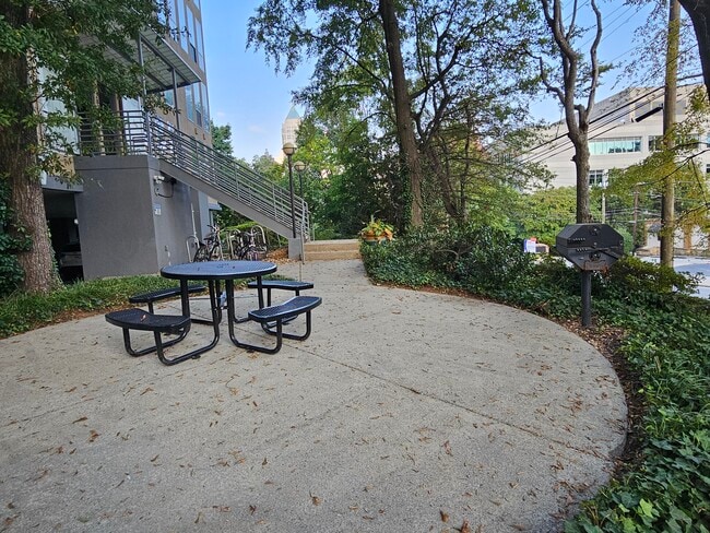287 14th St NW, Unit 1 in Atlanta, GA - Foto de edificio - Building Photo