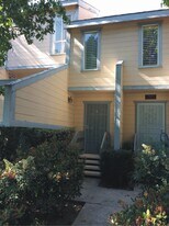 9927 Independence Ave, Unit Unit E in Chatsworth, CA - Building Photo