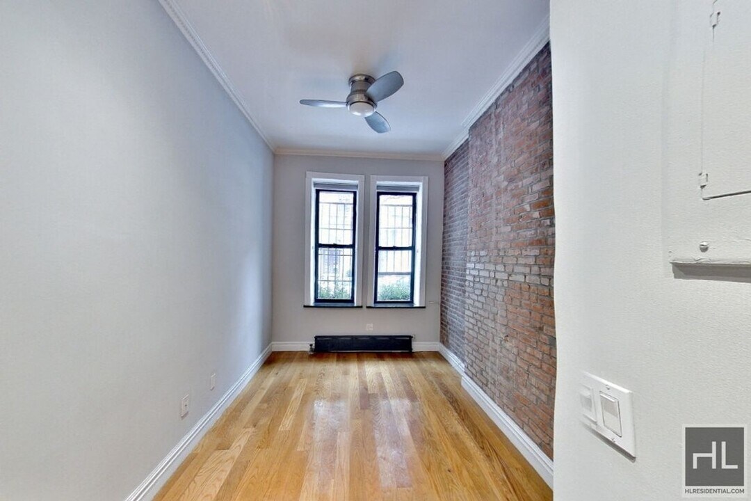 Perry Street in New York, NY - Building Photo