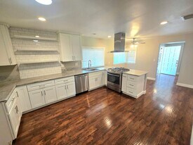 191 E Avenida De Los Arboles in Thousand Oaks, CA - Building Photo