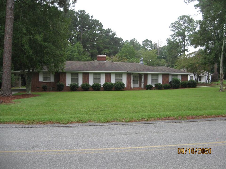 2802 Davis Rd in Tifton, GA - Building Photo