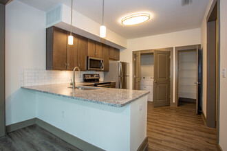 The Central on Orange Lake Apartments in New Port Richey, FL - Foto de edificio - Interior Photo