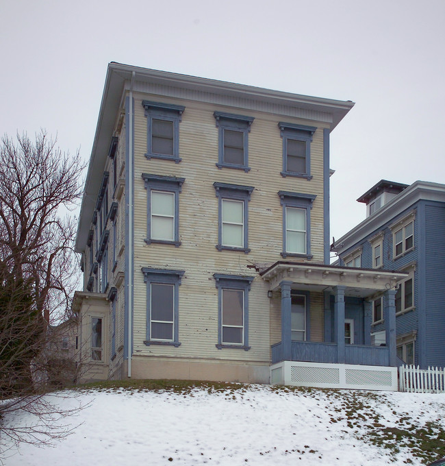 553 N Main St in Fall River, MA - Foto de edificio - Building Photo