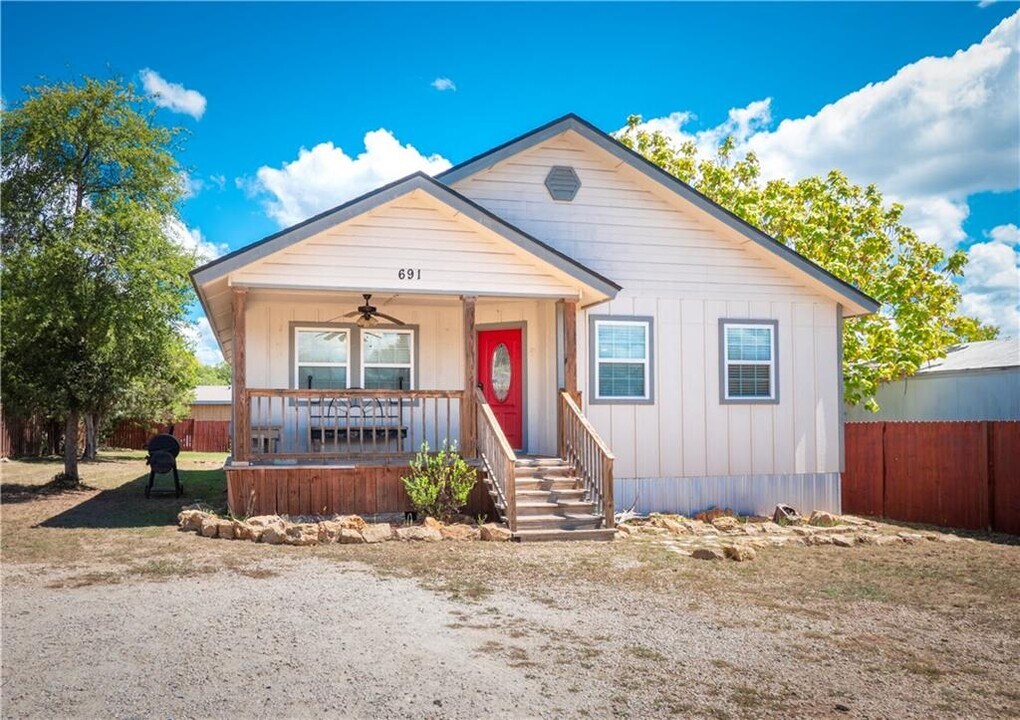 691 Tamarack Dr in Canyon Lake, TX - Building Photo