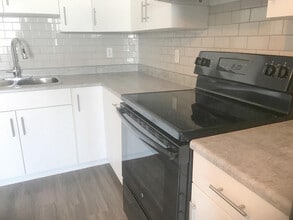 Hillview Estates in Yellowknife, NT - Building Photo - Building Photo