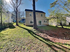 1052 Autumn Crest Dr in Stone Mountain, GA - Building Photo