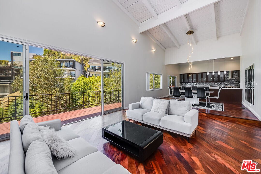 9314 Sierra Mar Dr in Los Angeles, CA - Building Photo