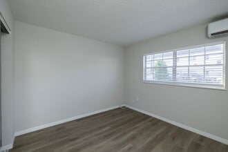 Tara House West Apartments in Tampa, FL - Foto de edificio - Interior Photo