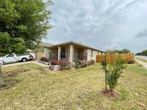 600 Lakemont Dr in Hutto, TX - Foto de edificio - Building Photo