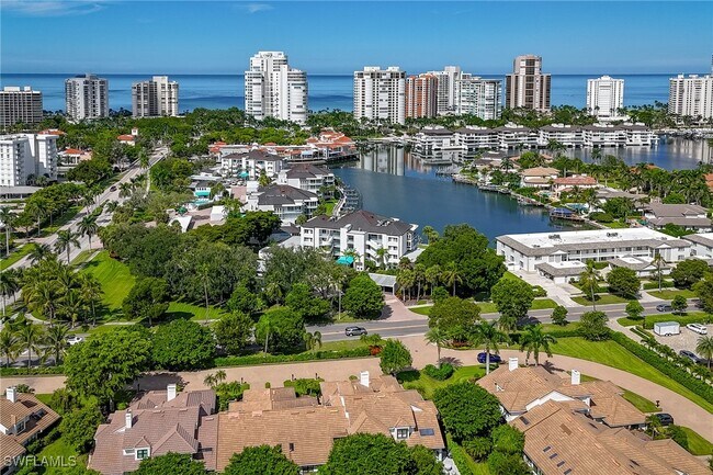 4018 Crayton Rd in Naples, FL - Building Photo - Building Photo