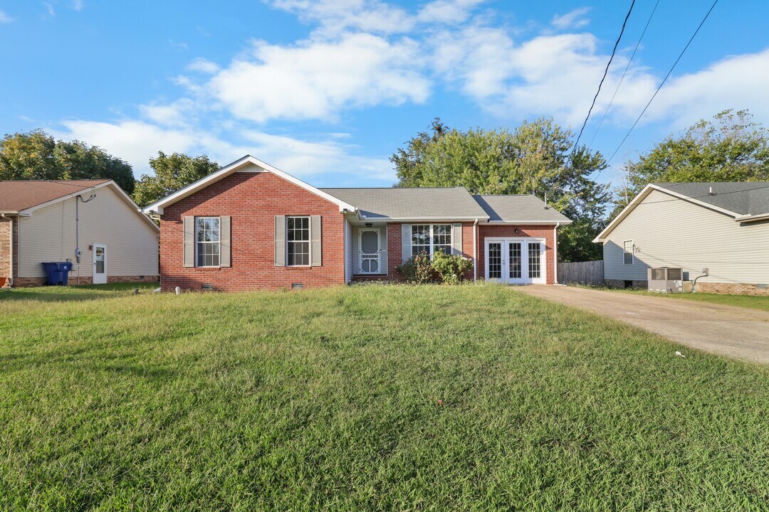 609 Corinth Ct in Clarksville, TN - Foto de edificio