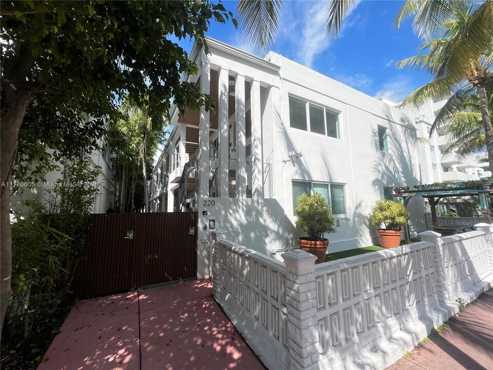 220 Collins Ave in Miami Beach, FL - Foto de edificio