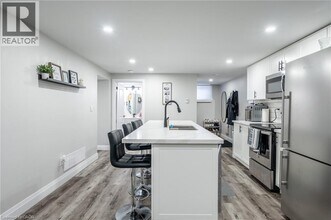 242 W 17th St in Hamilton, ON - Building Photo - Building Photo