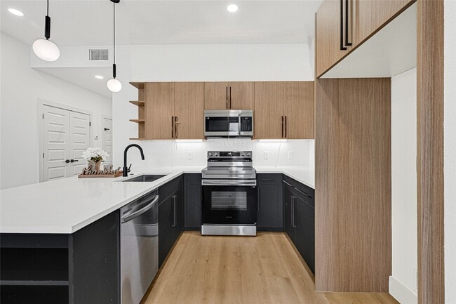 327 Tite St in Houston, TX - Foto de edificio - Building Photo