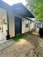 2117 Thonig Rd in Houston, TX - Building Photo - Building Photo