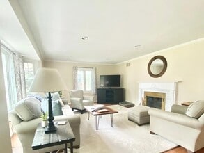 3431 W Colette Ct in Mequon, WI - Building Photo - Building Photo