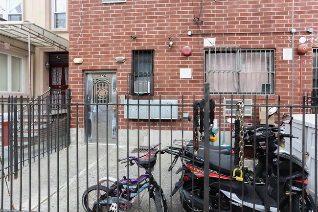 556 60th St in Brooklyn, NY - Foto de edificio - Building Photo