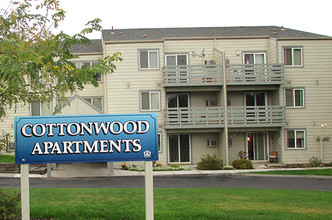 Cottonwood II Apartments in Hermiston, OR - Building Photo - Building Photo