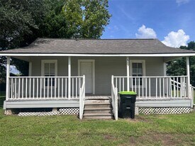 613 Harrison Ln in Wharton, TX - Building Photo