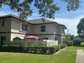 7 Amherst Ct, Unit 0506 in Royal Palm Beach, FL - Building Photo