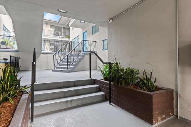 825 S. WINDSOR in Los Angeles, CA - Foto de edificio - Building Photo