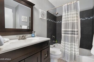 6921 E Osborn Rd in Scottsdale, AZ - Building Photo