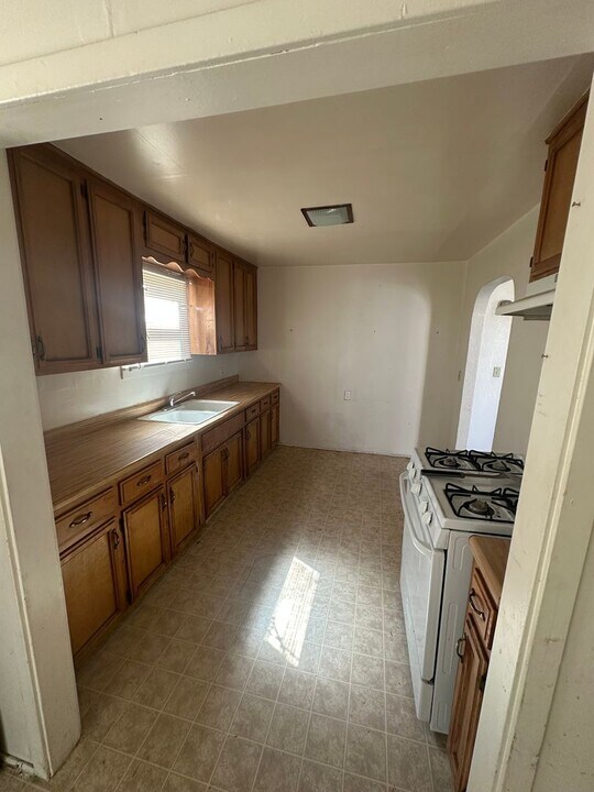 1803 N 11th Ave in Hanford, CA - Building Photo