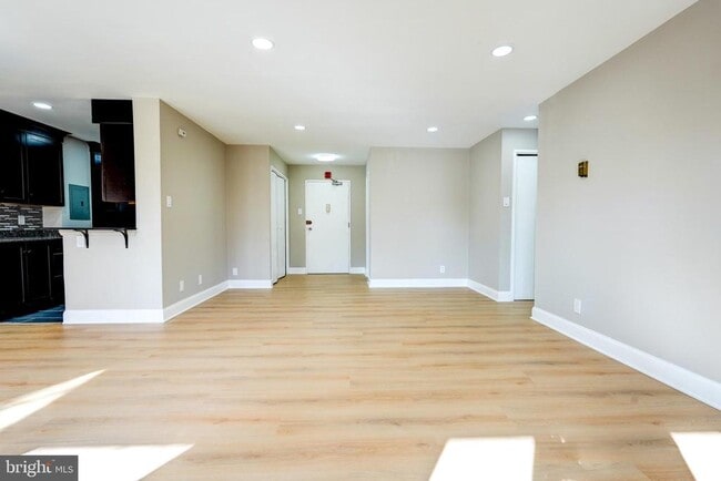 1900 Lyttonsville Rd in Silver Spring, MD - Foto de edificio - Building Photo