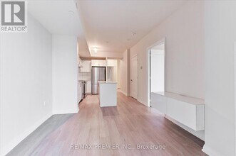 9000 Jane St in Vaughan, ON - Building Photo - Building Photo