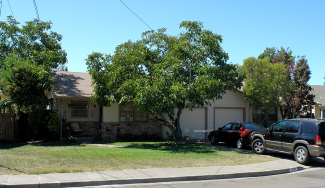 1547 Shepard Ct in Santa Rosa, CA - Foto de edificio - Building Photo