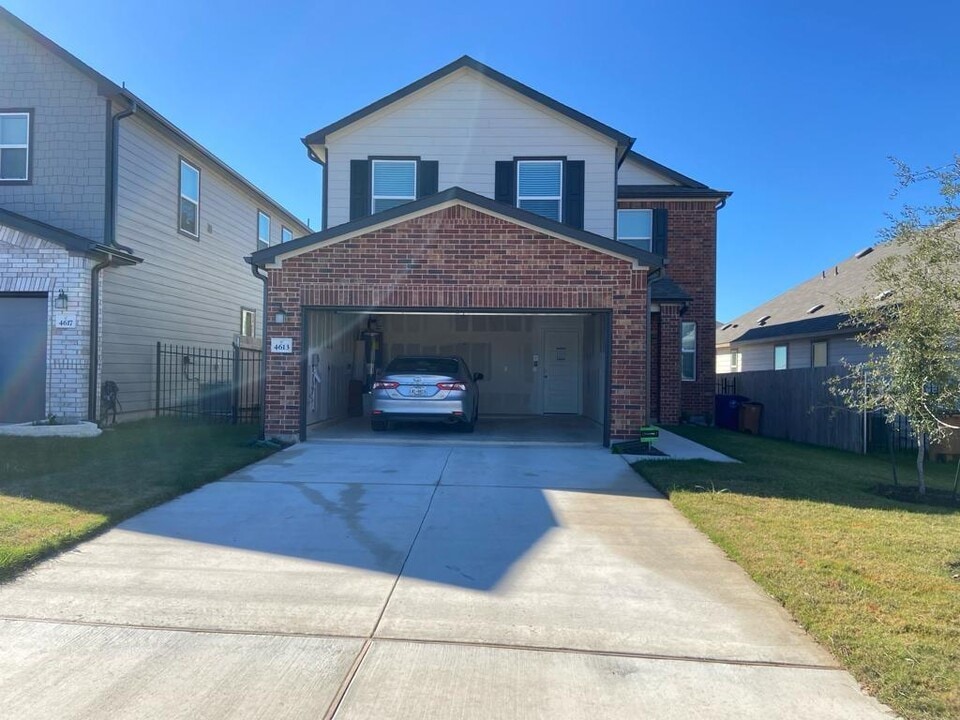 4613 Syndicate Rd in Manor, TX - Building Photo