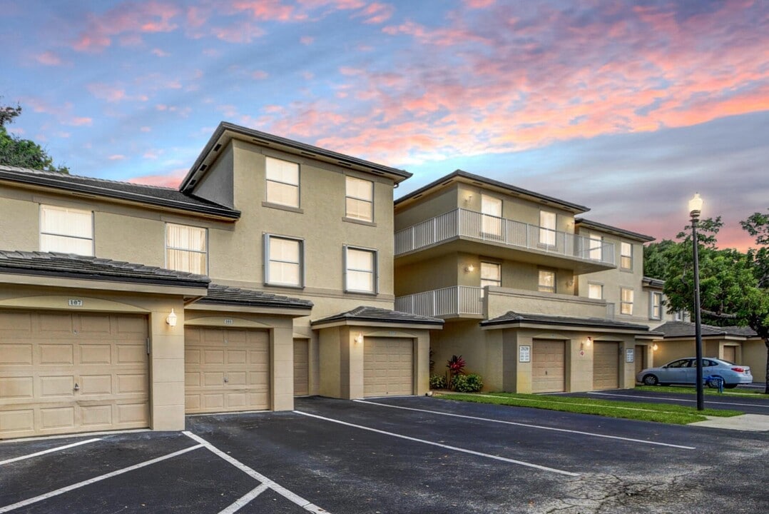 2020 Greenview Shores Blvd in Wellington, FL - Building Photo