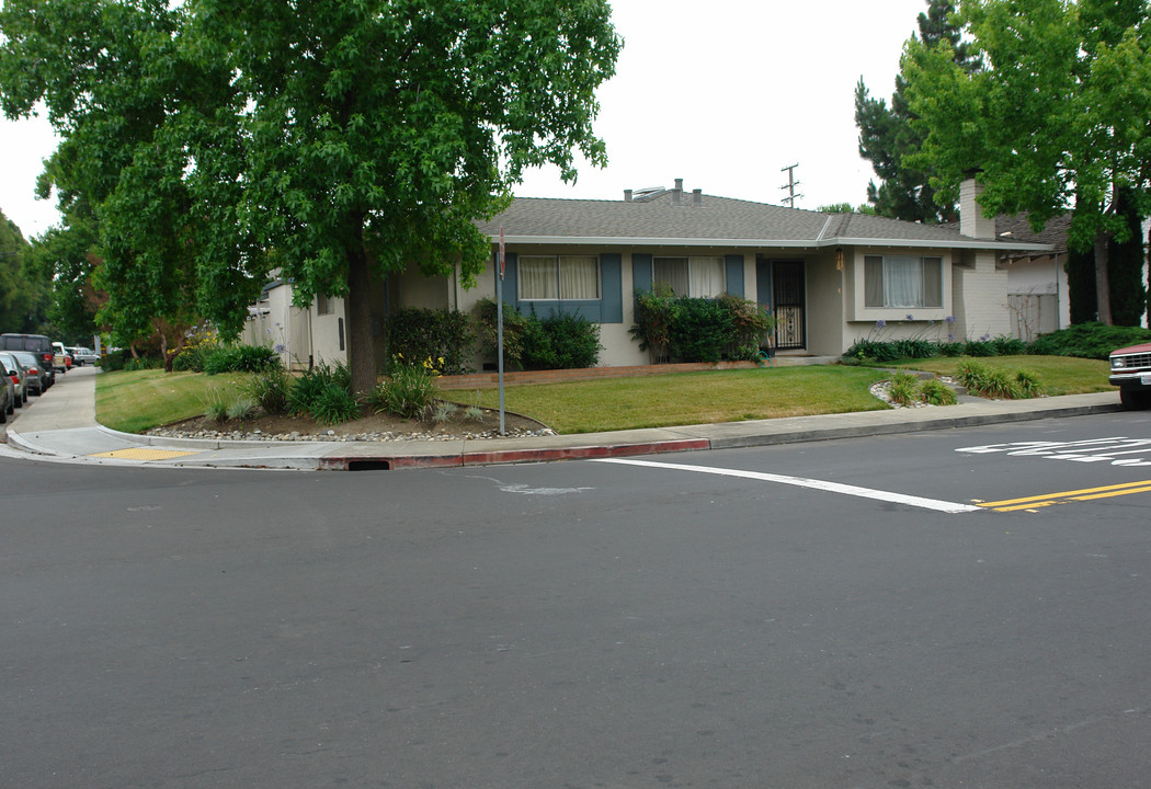 3700 Peacock Ct in Santa Clara, CA - Foto de edificio