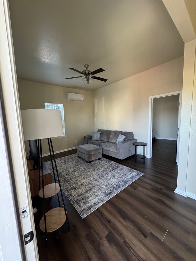 2127 Avenue O, Unit B in Galveston, TX - Building Photo - Building Photo