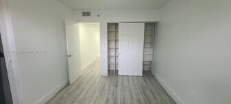 17890 W Dixie Hwy in North Miami Beach, FL - Building Photo