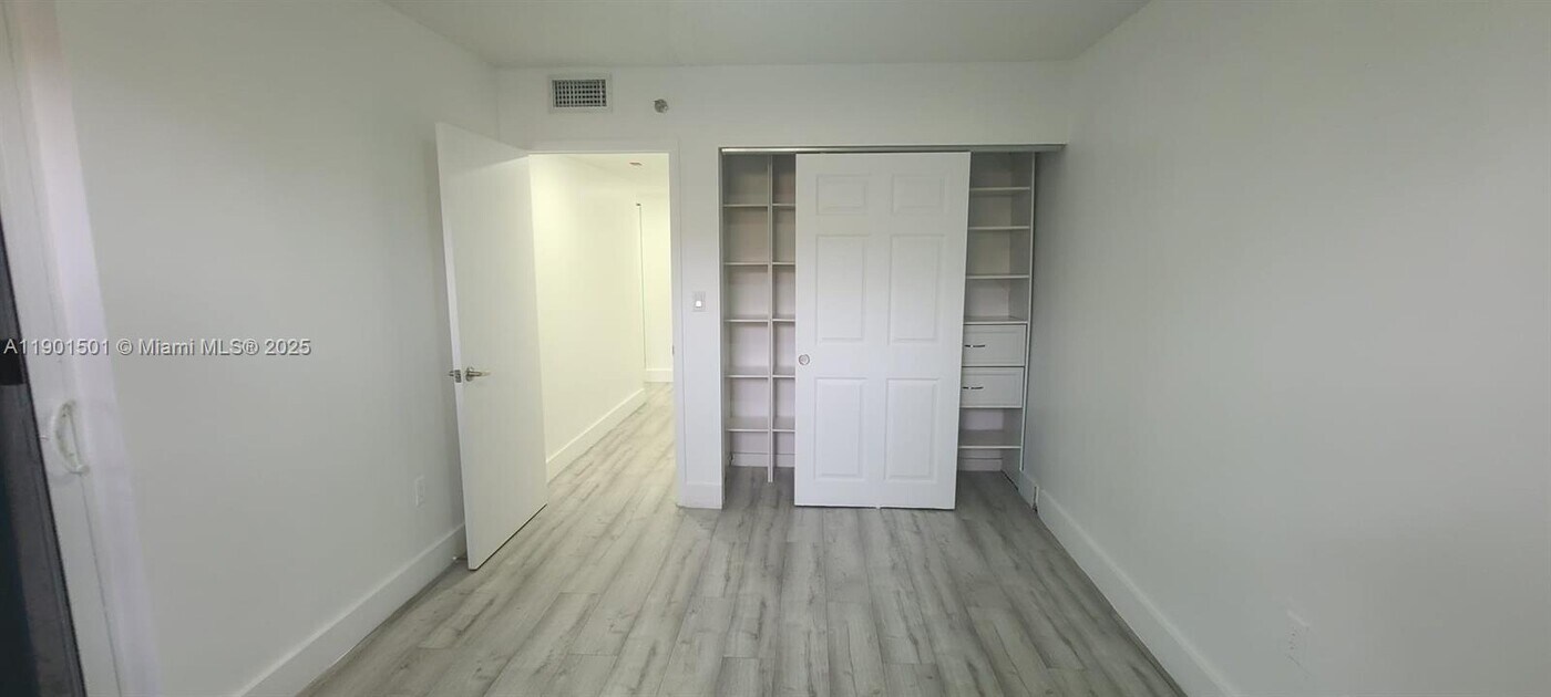 17890 W Dixie Hwy in North Miami Beach, FL - Foto de edificio