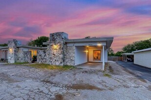 6808 Trail Lake Dr in Fort Worth, TX - Building Photo