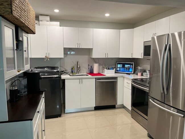 301 N Pine Island Rd in Plantation, FL - Building Photo - Building Photo