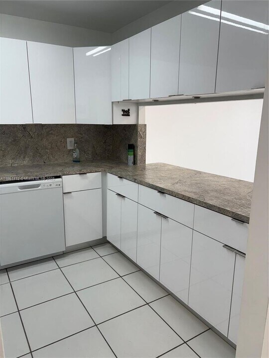5050 NW 7th St in Miami, FL - Building Photo